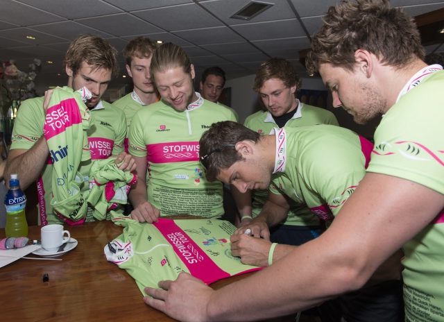 140621 shirt signeren Luuk Gielen